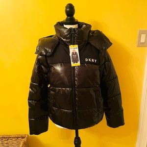 NWT women’s DKNY puffer coat size S!